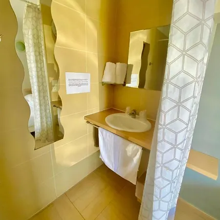 Acajou Hotel *